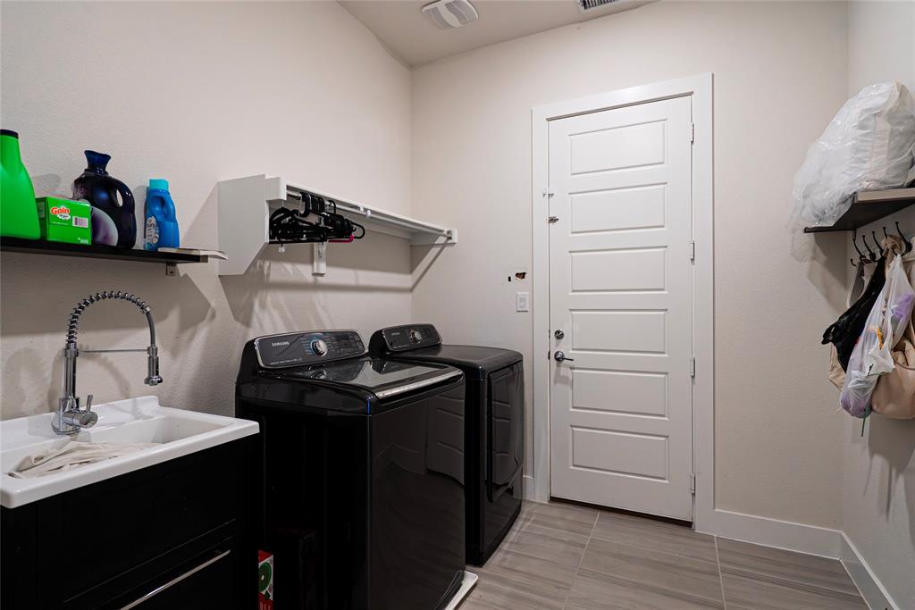 ESTATES AT ROCKHILL PHASE III BLK A LOT 8 - Residential