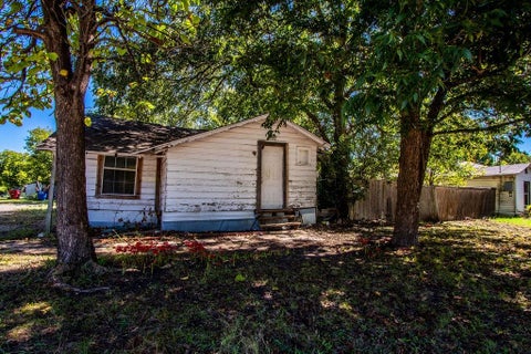 Photo of 817 S Main Street, Farmersville, TX 75442 (MLS # 21406962)
