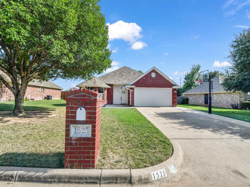 1525 Oak Tree Circle