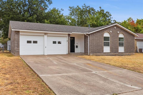 Photo of 1312 Greenway Drive, Mesquite, TX 75149 (MLS # 21399739)
