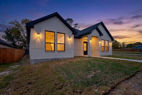 Photo of 1309 N BRECKENRIDGE Street, Ennis, TX 75119 (MLS # 21420713)