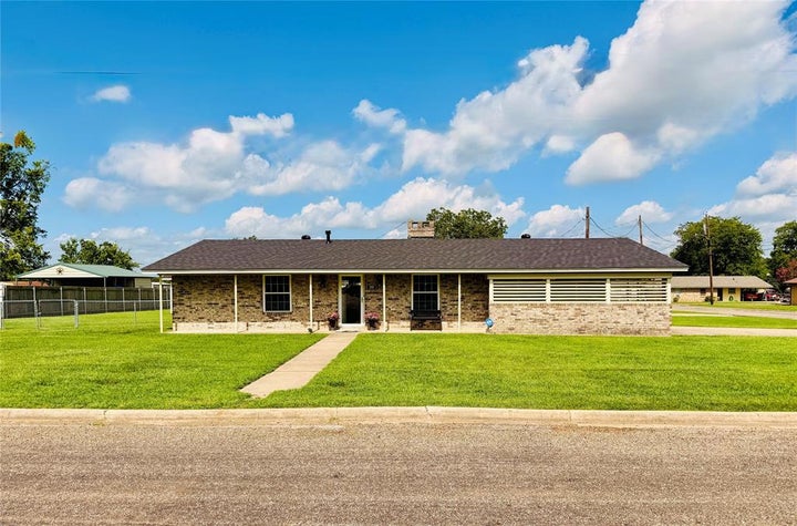 Photo 1 of 33 — 100 Vatra Street, Mount Vernon, TX 75457
