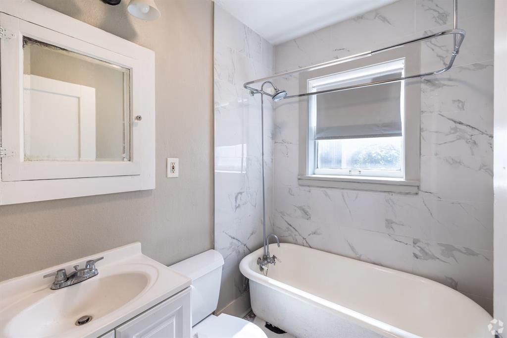 Photo of 301 W Leuda Street, Fort Worth, TX 76104 (MLS # 21268347)