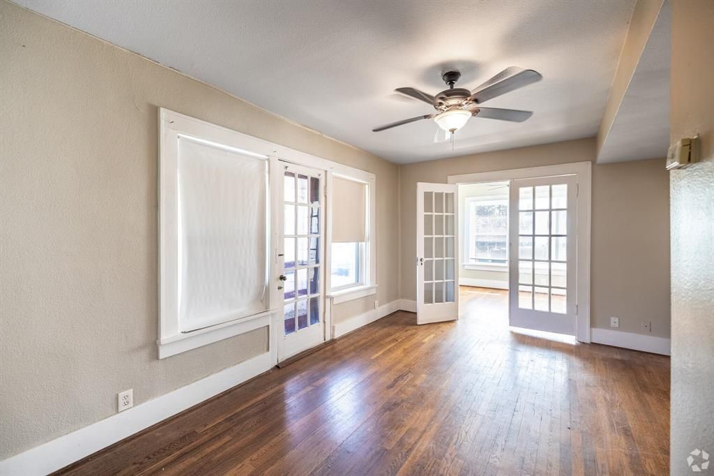 Photo of 301 W Leuda Street, Fort Worth, TX 76104 (MLS # 21268347)