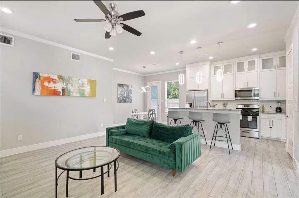 Photo of 3351 Canada Drive, Dallas, TX 75212 (MLS # 21251279)