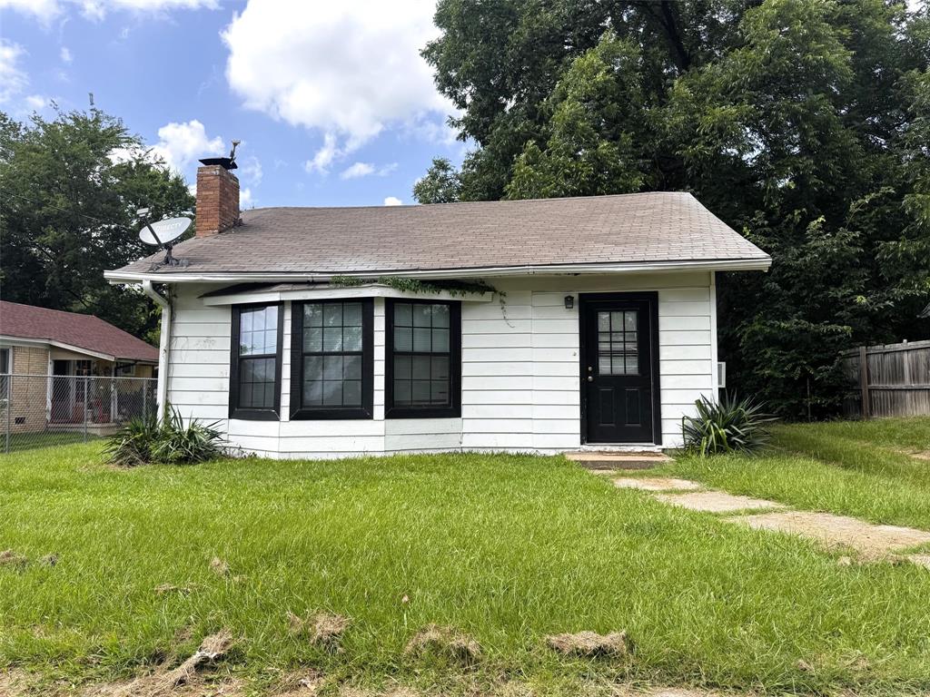 Photo of 414 W 4th St. ST, Mount Pleasant, TX 75455 (MLS # 21300693)