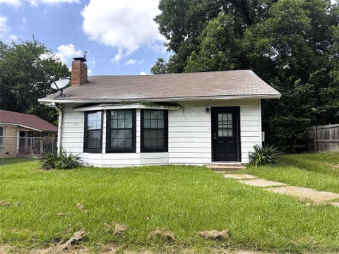 Photo of 414 W 4th St. ST, Mount Pleasant, TX 75455 (MLS # 21300693)