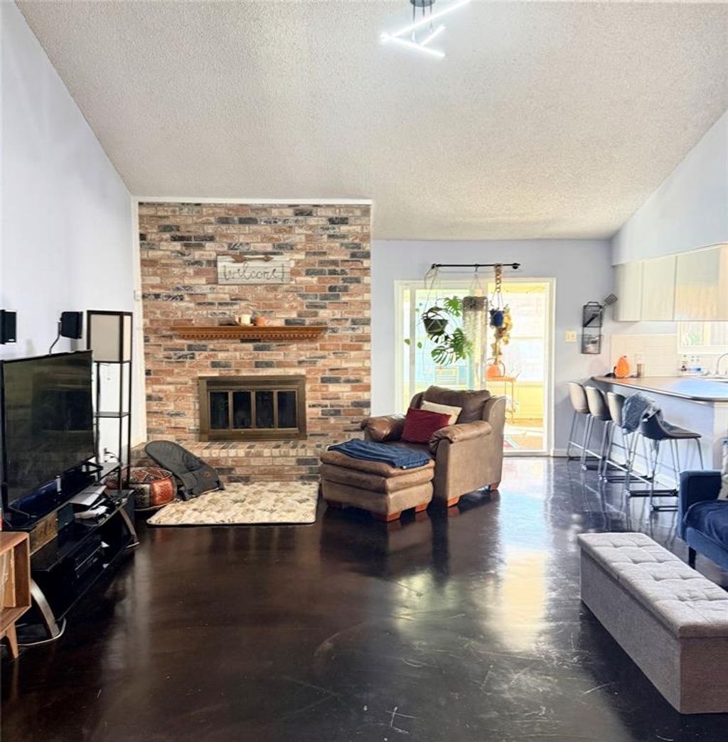 Photo of 7329 Southridge Trail, Fort Worth, TX 76133 (MLS # 21188491)