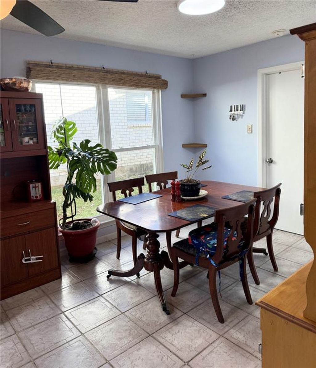 Photo of 7329 Southridge Trail, Fort Worth, TX 76133 (MLS # 21188491)