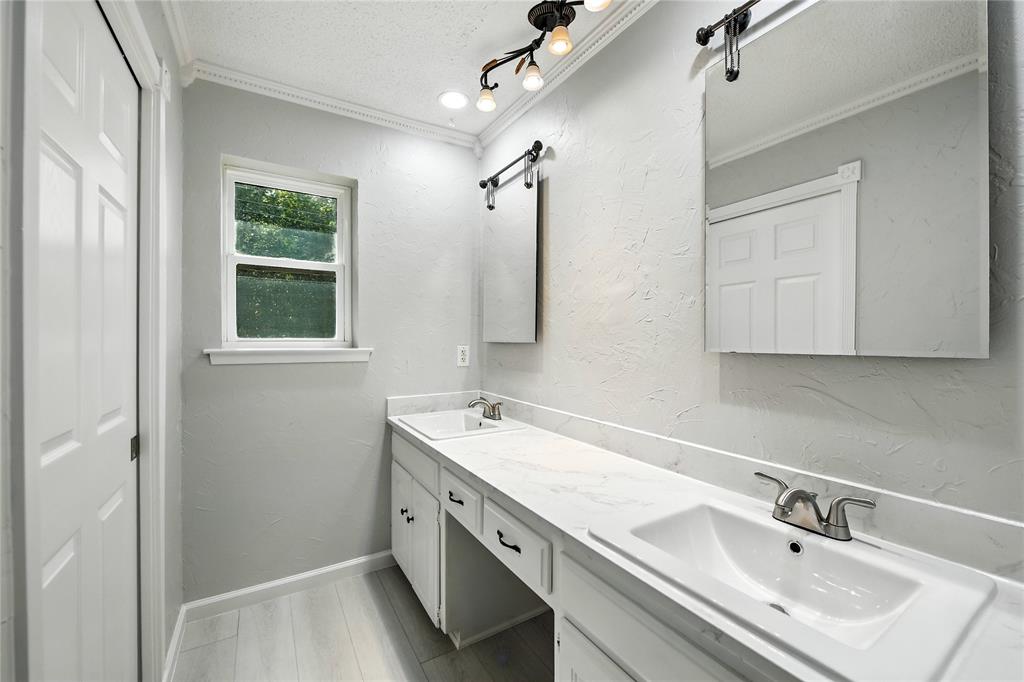 Hurst, Texas 76054, United States, 3 Bedrooms Bedrooms, ,2 BathroomsBathrooms,Residential,Pending,186818