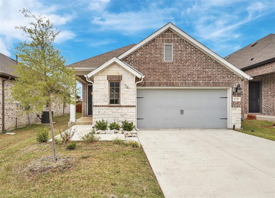 Welcome Home !!! Gorgeous open concept single story 3-bedrooms & 2-baths house with super easy access to I-30 and downtown Royse City. Large kitchen with quartz countertop and seating Island. Spacious living room and luxurious oversized master bedroom at the rear of the home. Playground, club house and pool in the fabulous Creekshaw community. Renter is responsible for all utilities and bring in washer, dryer and refrigerator. All applicants must go through standard tenant screening process.