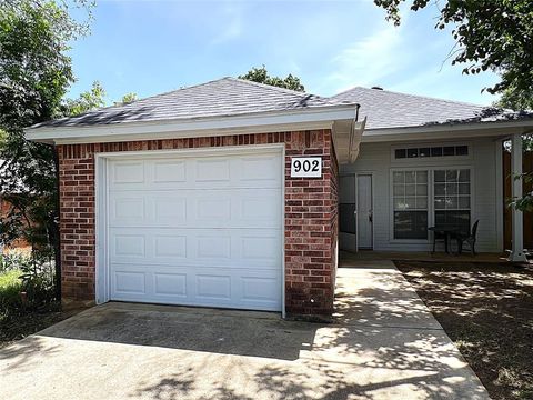 Photo of 902 Mack Place, Denton, TX 76209 (MLS # 21239038)