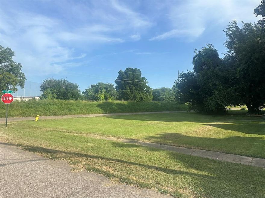 Corner lot in the heart of Bossier. City utilities on site and available. Would make for an easy new build investment, or possibly tiny home and maybe (depending on city permits) mobile home.