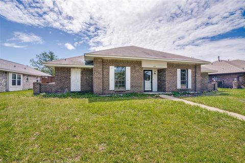 Photo of 414 Willowcrest Drive, Garland, TX 75040 (MLS # 21232074)