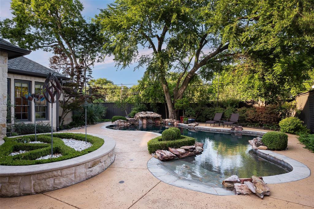 Royal Crest - Residential