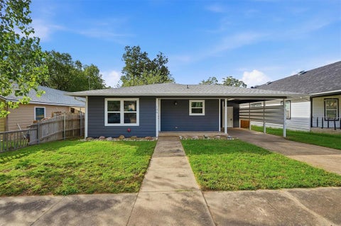 Photo of 106 E Heron Street, Denison, TX 75021 (MLS # 21417591)