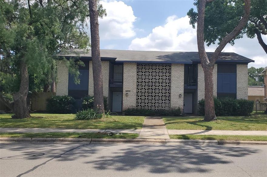 (Do not enter back gated area)...UPDATED UNIT AVAILABLE FOR IMMEDIATE MOVE IN!!!  1st floor unit has 2 bedrooms, 1 bath, refrigerator, full size washer dryer HOOKups. Covered patio. 1 car detached garage. Water & gas included in rent. Gated yard area shared by all residents. >>>$500 Security deposit<<< this deposit is based on good verifiable rental history that is acceptable to owners. Deposit amount can increase based on outcome after application has been fully processed and owners review credit, rental, background.   all applicants responsible for verifying all listing info including listed schools, sqft etc before submitting an application or possibly signing a lease. Renters insurance required.  Qualifications to include no evictions, minimum household verifyable income must be at least 2.5 times rent. Credit, background, income and rental history will be verified. Owners make final decisions on all applicants. Application fees are $60 each adult to live in property age 18 & over and are non refundable. 
  2 yr lease rent will be $1,145.  Rent will be $1,200 on 1 yr lease.