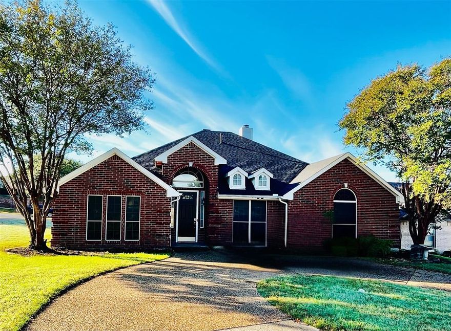 Well designed, single story Trophy home with split floorplan and oversized secondary bedroom. This north facing, corner lot has a horseshoe driveway and extra rear parking for recreational vehicles. Enjoy sunsets on the extended covered patio with private access from your primary bedroom. Secondary bedrooms and formal dining include new flooring and were recently painted. Host family and friends in the two open dining areas and brightly lit family room. A disc golf course and greenbelts offer fun & fitness in walking distance. Shopping, dining, healthcare, schools and lakefront entertainment are within a 15 minute drive. Check Lake Country POA for details about dock access.