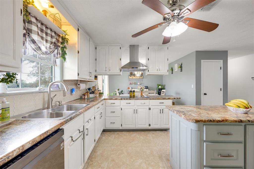 A166 R CRAVENS SURVEY - Residential