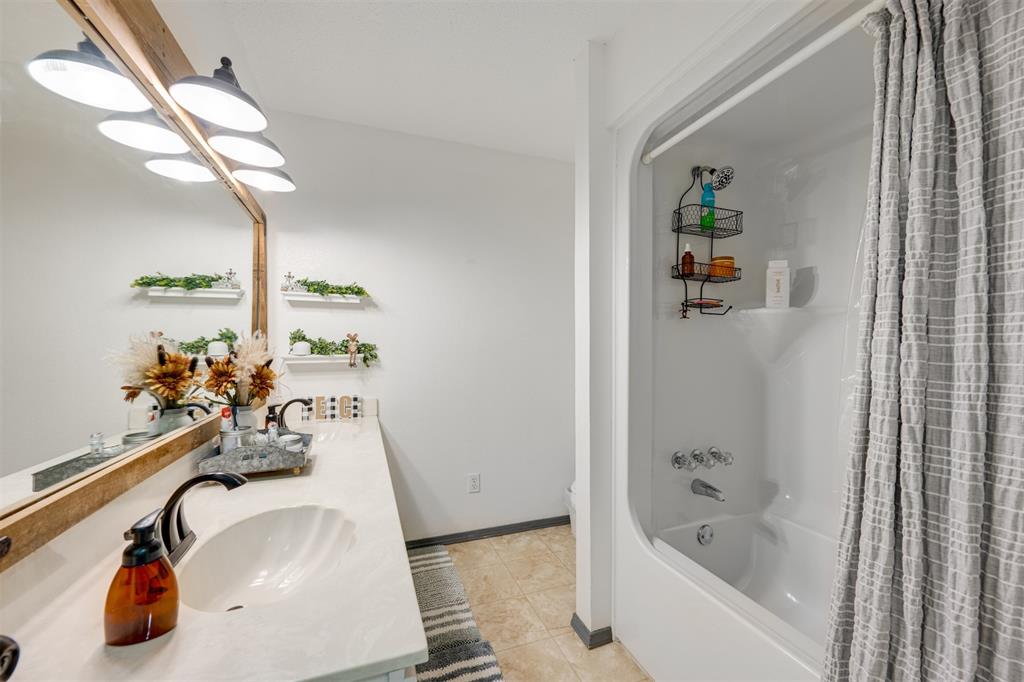 A166 R CRAVENS SURVEY - Residential