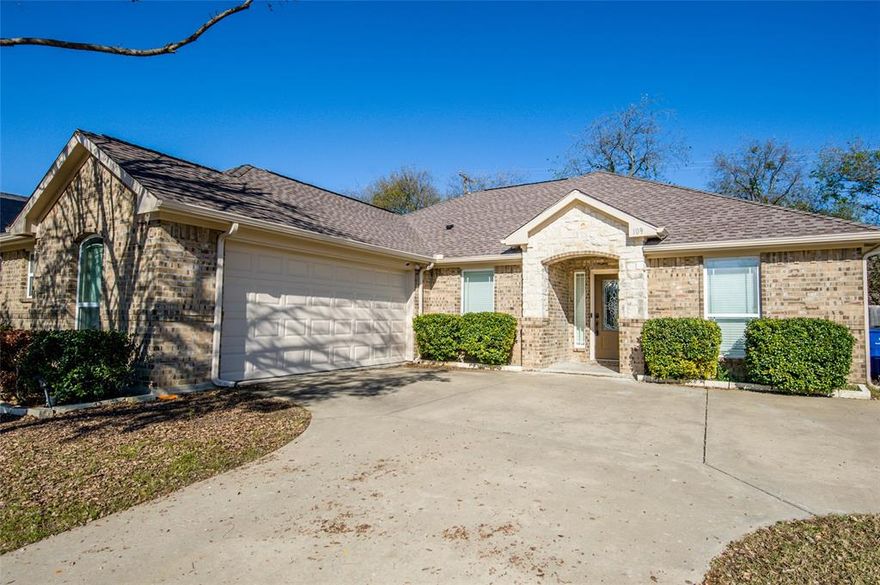 4 Bedrooms, 2 Baths, 2 Car Swing Garage in Winchase Subdivision by Shackleford Elem. Available Now! New Paint, Luxury Vinyl Plank Flooring.
Easy Access to I 35,Close to shopping on N Hwy 77.