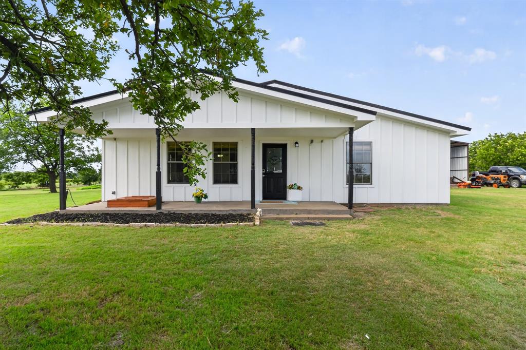 Photo of 692 Plemons Drive, Henrietta, TX 76365 (MLS # 21419009)