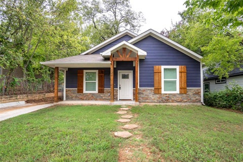 Photo of 423 W Walker Street, Denison, TX 75020 (MLS # 21403967)