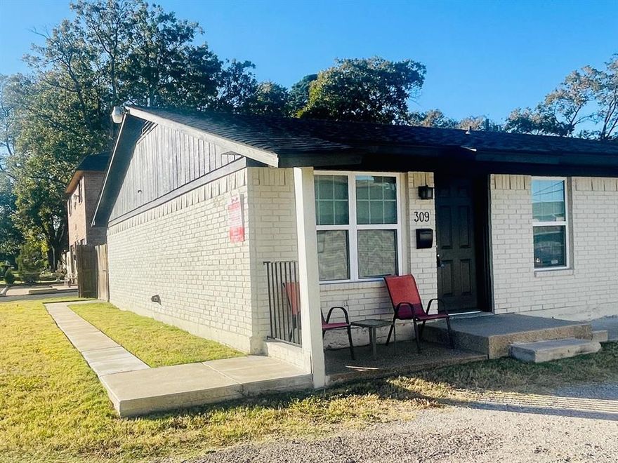 This inviting ground floor duplex home features a modern, open floor plan that provides a spacious and connected living experience. The layout is thoughtfully designed to maximize the living area, comprising two comfortable bedrooms and one full bathroom.
Open Concept Living: The main living spaces, including the spacious living room, dining area, and kitchen, flow seamlessly into one another, creating an expansive feel and facilitating easy entertaining and daily life. This design ensures no space is wasted.
Modern Kitchen: The kitchen is integrated into the open plan and comes equipped with a full suite of essential appliances, including a refrigerator, making it move-in ready. Private backyard which can be used to park bikes, skateboards, and BBQ with family, and seating in front patio is covered.
Comes with blinds on all windows, Fridge, Washer and Dryer included.
Application fee includes $49 for Rental screening test + $30 for Application fees