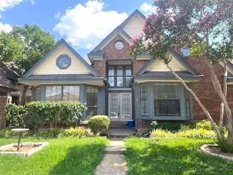 Photo of 306 Cimarron Trail, Irving, TX 75063 (MLS # 21285466)