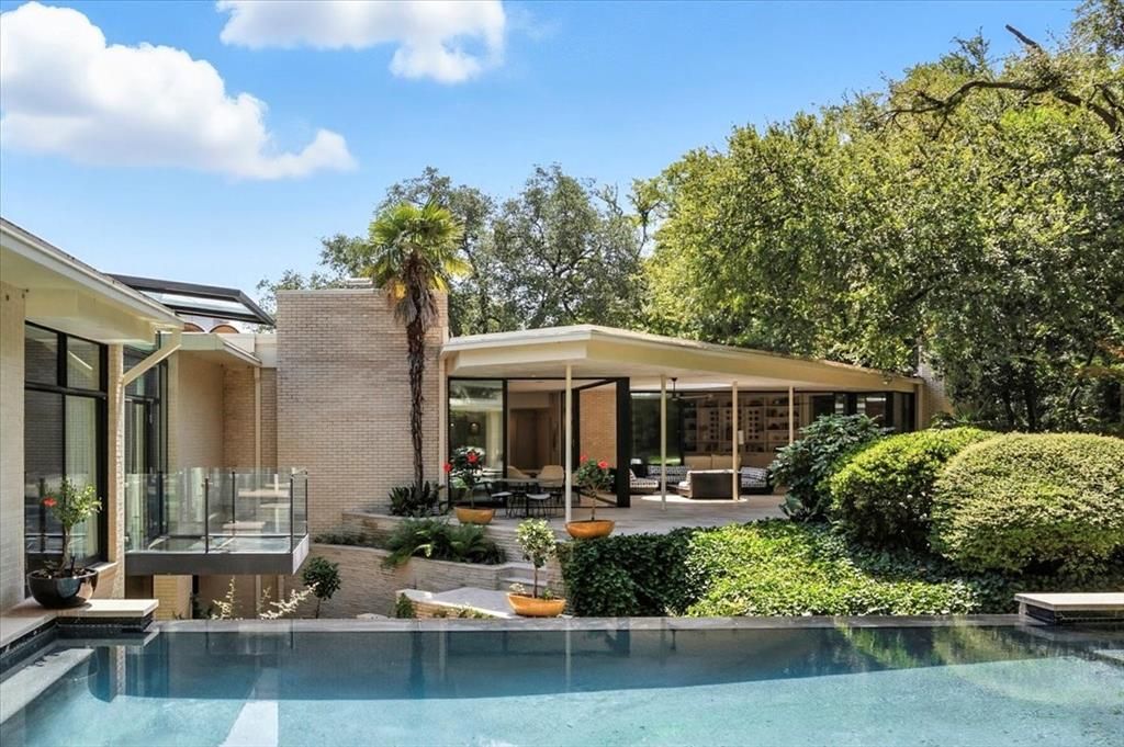 Photo for 2100 Indian Creek Drive, Westover Hills, TX 76107 (MLS # 21069266)