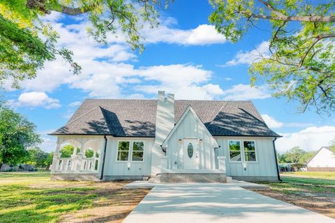 Photo of 808 N Main Street, Tioga, TX 76233 (MLS # 21171501)