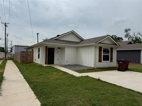 Photo of 420 E 5th Street, Bonham, TX 75418 (MLS # 21238712)