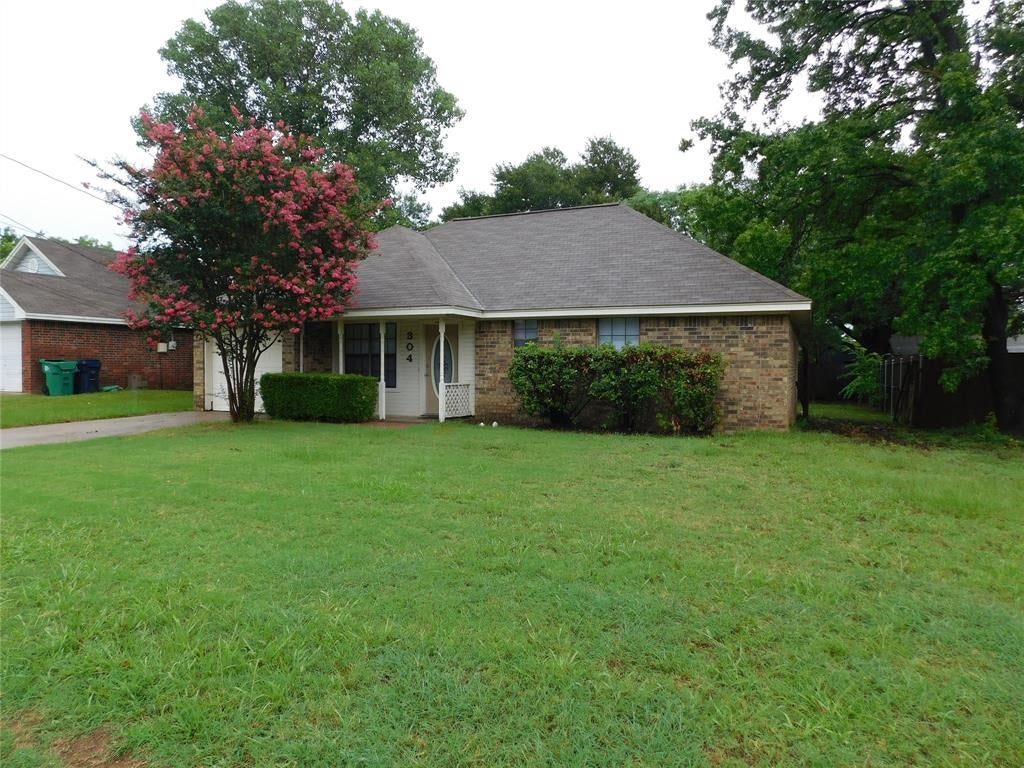 Photo of 304 Joshua Street, Denton, TX 76209 (MLS # 21298772)