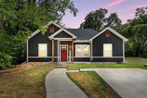 Photo of 916 W Elm Street, Denison, TX 75020 (MLS # 21357810)