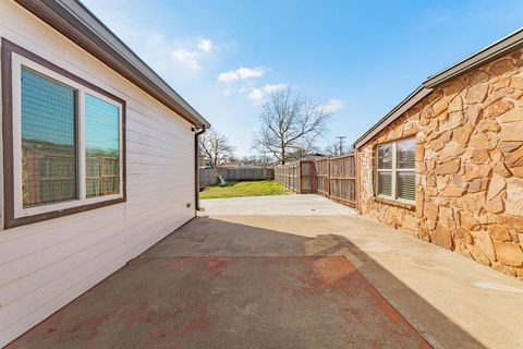 Tiny photo for 405 S Hannaford Street, Granbury, TX 76048 (MLS # 21194604)