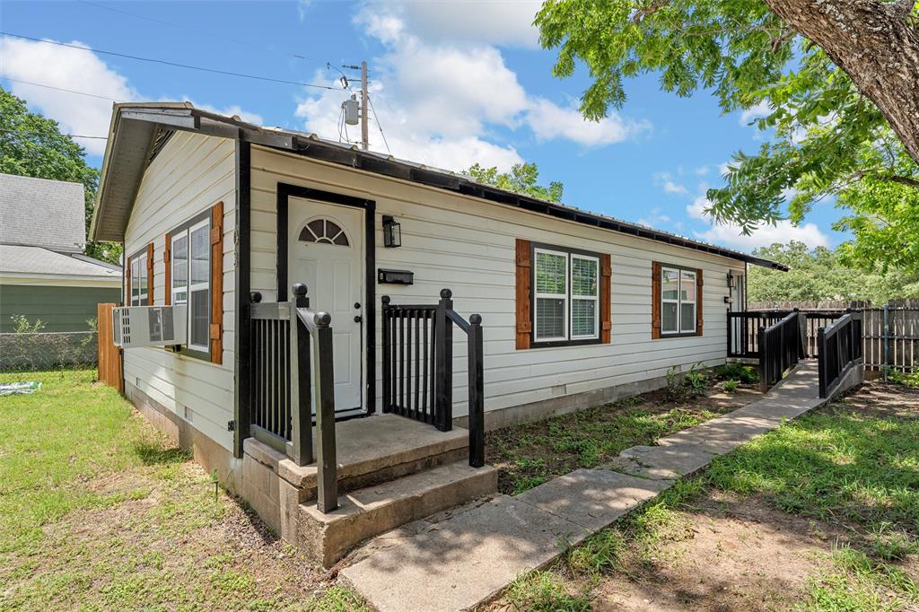 Photo 1 of 25 — 1103 E Leon Street, Gatesville, TX 76528