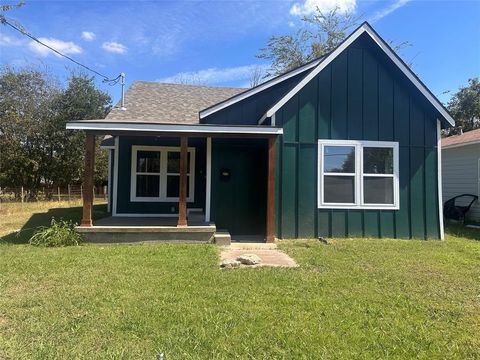 Photo of 824 N Virginia Street, Terrell, TX 75160 (MLS # 21072764)