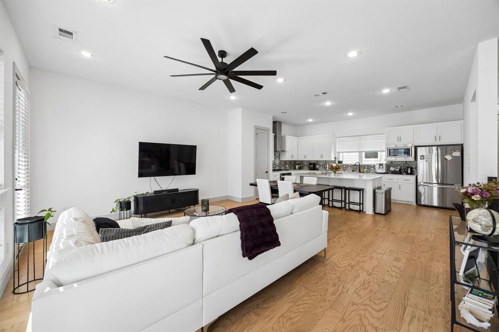 2637 Carolwood Lane