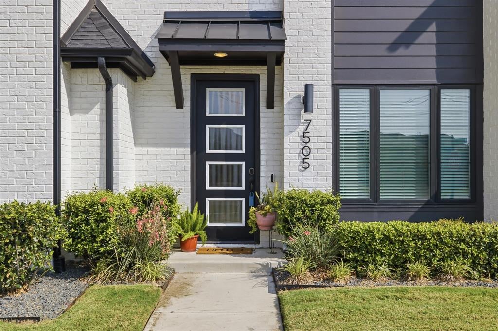 7505 Reis Lane