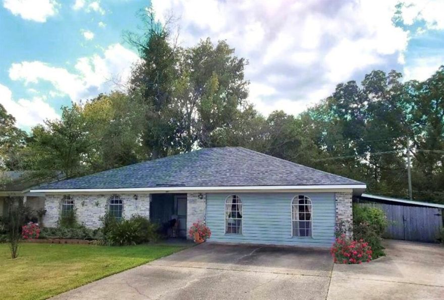 QUIET and QUAINT neighborhood in the heart of South Shreveport close to everything! Easy access to 3132, Youree drive, Ellerbe Road, Neighborhood schools, shopping and restaurants. 
This lovely home is approximately 2200 square ft with 3 living areas, 3 bedrooms and 2 full bathrooms.  Roof is 2021, new floors and new carpet. This home has a fully fenced in yard, a back house for projects and a storage shed for lawn equipment.  Please call Susan or Ashley for a private viewing or for additional details. 

Square footage provided as a courtesy and should be verified by the buyer and buyer agent during due diligence period.  Property sold as is per LA Buy Sell Agreement lines: 285-291