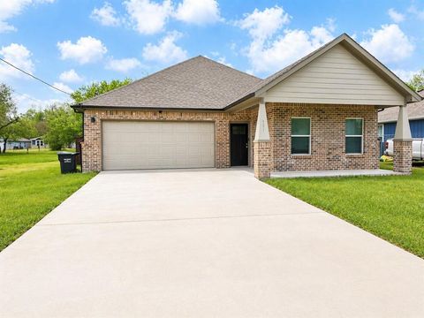 Photo of 907 Hemphill Street, Greenville, TX 75401 (MLS # 21247230)