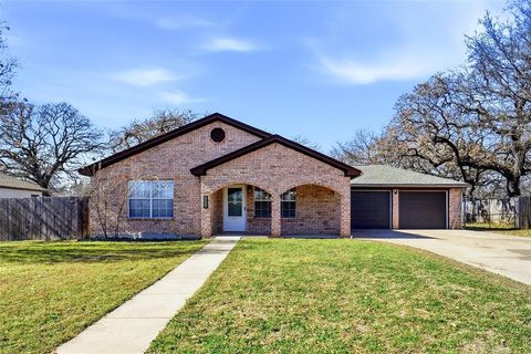 Photo of 3205 Caddo Trail, Lake Worth, TX 76135 (MLS # 21167805)