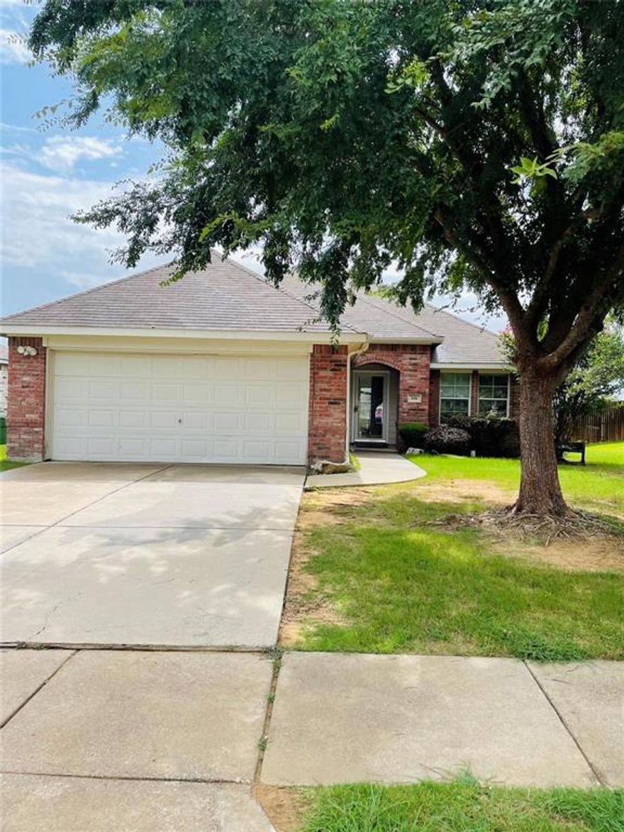 Beautiful 3 bedroom and 2 full baths located in the Woodridge Estates in Oak Point. Great floor plan, height ceilings, ceiling fans, garden tub. Great location. 
Pet is case by case.
