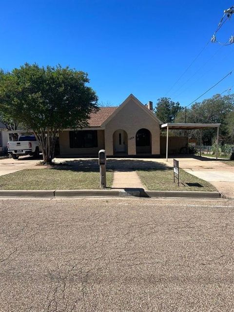 Photo of 1209 Bawcom St, Sweetwater, TX 79556 (MLS # 21225634)