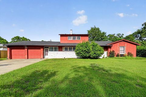 Photo of 1148 Rock Creek Drive, Garland, TX 75040 (MLS # 21253473)
