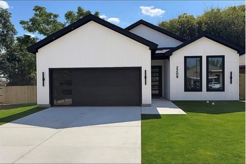 2209 W E Roberts Street Grand Prairie TX 75051