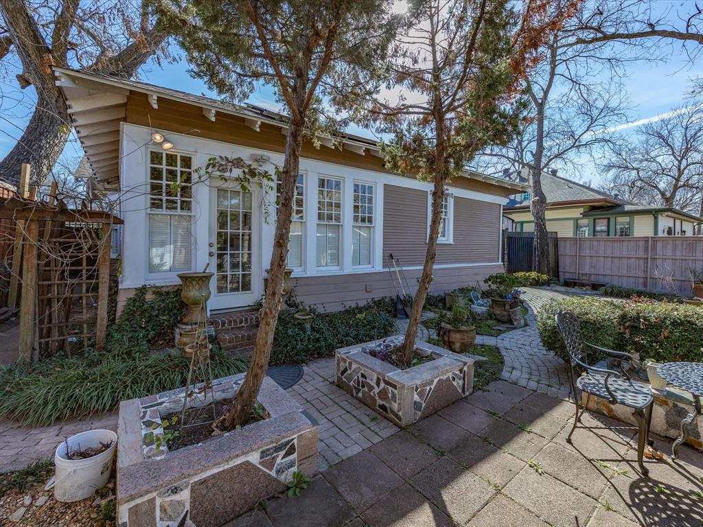 Holmes - Residential