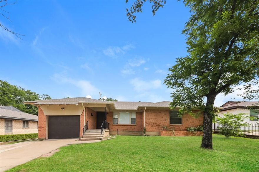 3 bedroom, 1 bathroom home with formal dining room, plus a large sitting room. Schedule your showing to see this home today!