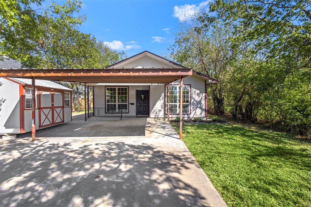 Photo of 810 S Sherman Street, Ennis, TX 75119 (MLS # 21420738)
