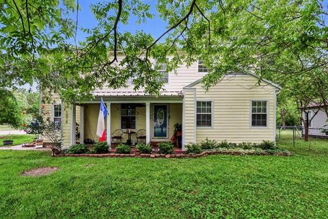 Photo of 1014 Commerce Drive, Greenville, TX 75401 (MLS # 21223345)